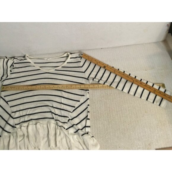 Maurices Sweater Women Size L White with Black Stripe V neck Ruffle Hemline - Picture 11 of 13